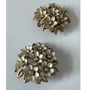 1940s–50s Trifari Off White Enamel Floral Daisy Cluster Rhinestone Clip Earrings